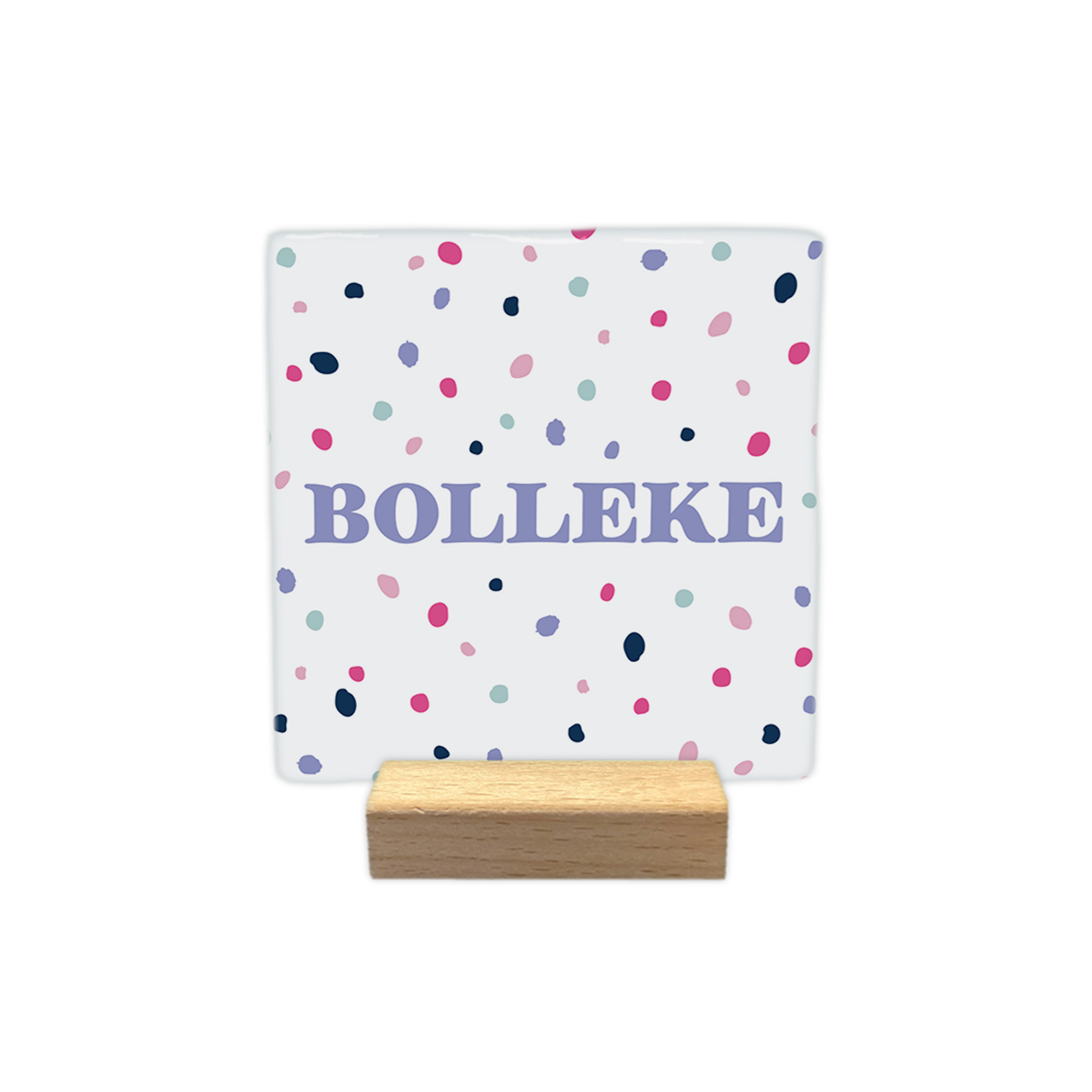 Bolleke - Decoratie tegel - Formaat: - Op deze decoratie tegel staat het woord "bolleke" centraal afgebeeld in lila letters. De achtergrond van de tegel is wit en is versierd met een patroon van kleine, gekleurde stippen in de kleuren roze, donkerblauw, lila en lichtblauw. - Snelwenskaart