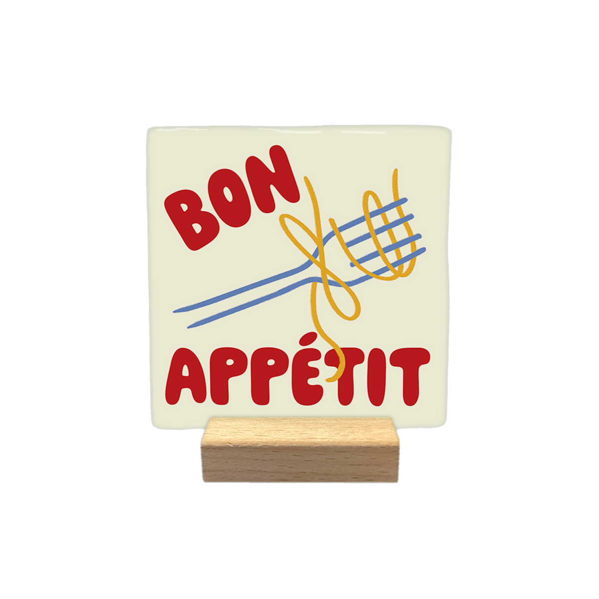 Bon appétit - Decoratie tegel - Formaat: - Op deze decoratietegel staat de tekst "BON APPÉTIT" in rode hoofdletters, gescheiden door een illustratie van een vork met daaromheen gewikkelde gele spaghetti. Het ontwerp is geplaatst op een crèmekleurige achtergrond. - Snelwenskaart