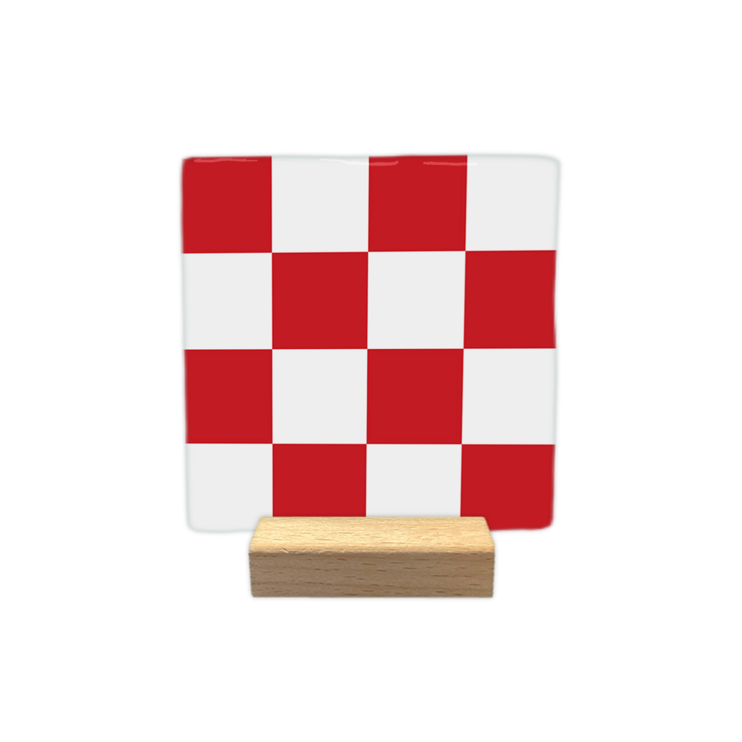 Brabant - Decoratie tegel - Formaat: - Op deze decoratie tegel is een schaakbordpatroon afgebeeld dat bestaat uit zestien vakken. De vakken zijn afwisselend in de kleuren rood en wit uitgevoerd. Het ontwerp is gelijkmatig verdeeld over de tegel. - Snelwenskaart