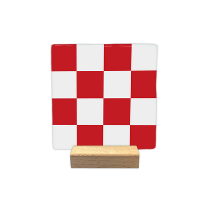 Brabant - Decoratie tegel - Formaat: - Op deze decoratie tegel is een schaakbordpatroon afgebeeld dat bestaat uit zestien vakken. De vakken zijn afwisselend in de kleuren rood en wit uitgevoerd. Het ontwerp is gelijkmatig verdeeld over de tegel. - Snelwenskaart