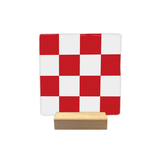 Brabant - Decoratie tegel - Formaat: - Op deze decoratie tegel is een schaakbordpatroon afgebeeld dat bestaat uit zestien vakken. De vakken zijn afwisselend in de kleuren rood en wit uitgevoerd. Het ontwerp is gelijkmatig verdeeld over de tegel. - Snelwenskaart