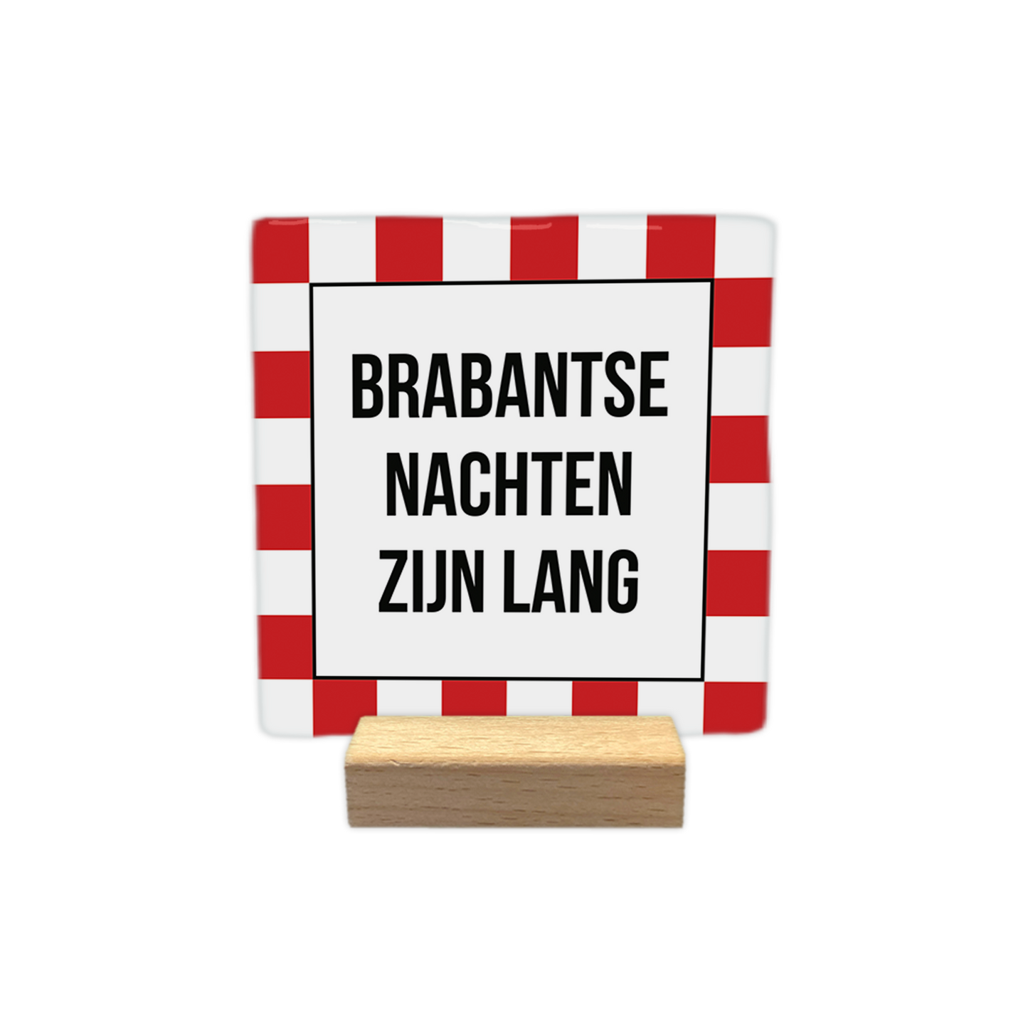 Brabantse nachten zijn lang - Decoratie tegel - Formaat: - Op deze decoratie tegel staat een wit middenvlak met de tekst "Brabantse nachten zijn lang" in donkere letters. Rondom dit centrale vlak bevindt zich een rand met een rood-wit geblokt patroon. Het ontwerp combineert tekst met een opvallende gekleurde omlijsting. - Snelwenskaart
