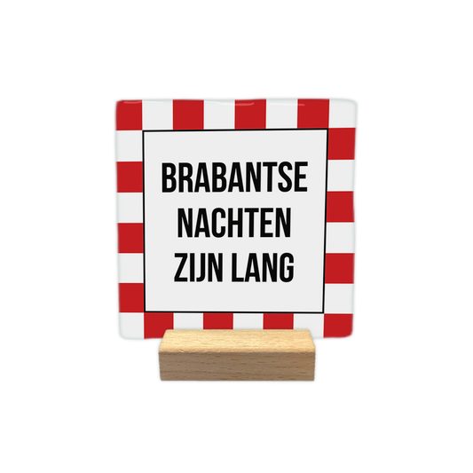 Brabantse nachten zijn lang - Decoratie tegel - Formaat: - Op deze decoratie tegel staat een wit middenvlak met de tekst "Brabantse nachten zijn lang" in donkere letters. Rondom dit centrale vlak bevindt zich een rand met een rood-wit geblokt patroon. Het ontwerp combineert tekst met een opvallende gekleurde omlijsting. - Snelwenskaart