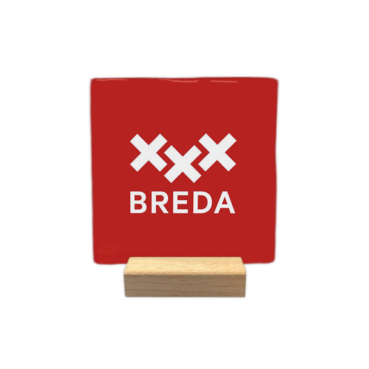 Breda - Decoratie tegel - Formaat: - Op deze decoratie tegel staan drie witte kruisen boven elkaar op een rode achtergrond. Onder de kruisen staat in witte letters de naam Breda. Het ontwerp is eenvoudig en strak vormgegeven. - Snelwenskaart
