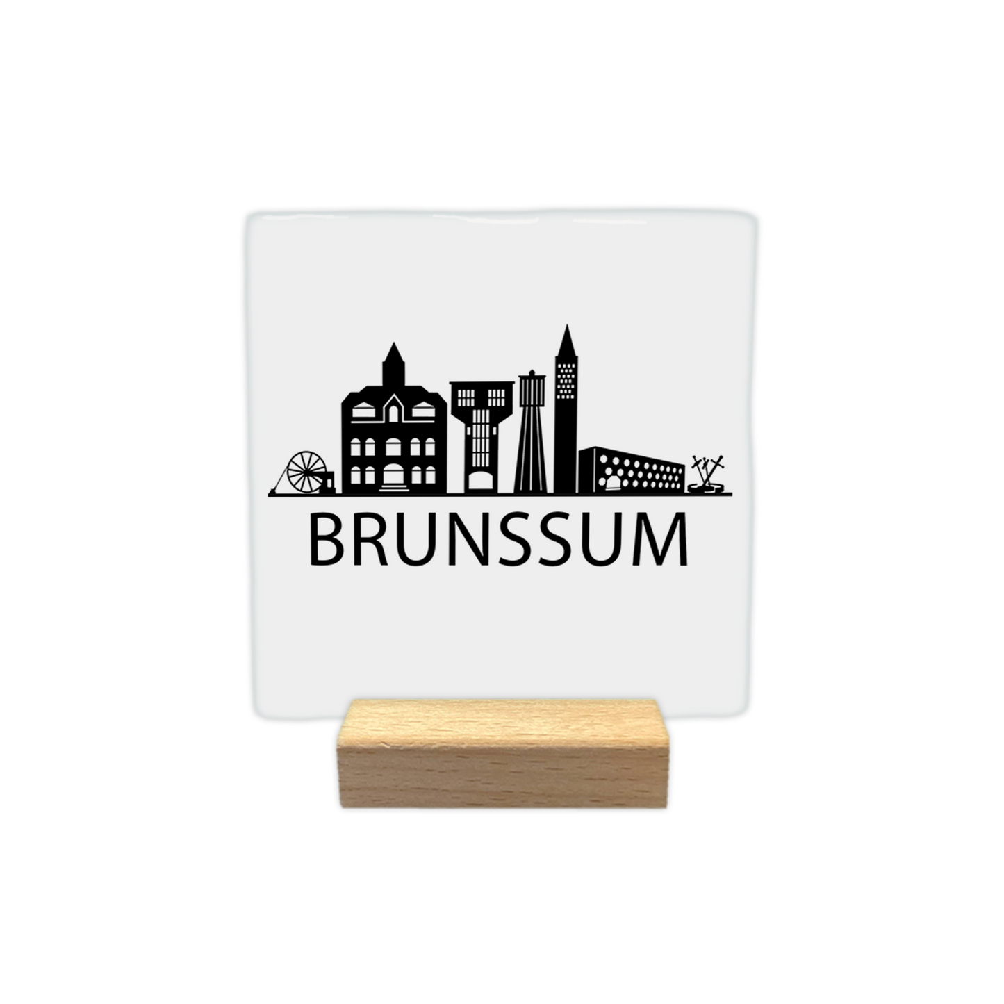 Brunssum skyline - Decoratie tegel - Formaat: - Op deze decoratie tegel staat een zwarte skyline van Brunssum afgebeeld tegen een witte achtergrond. Het silhouet bevat diverse herkenbare gebouwen en constructies uit de plaats. Onder de skyline staat in zwarte letters de naam Brunssum. Het ontwerp is minimalistisch uitgevoerd in zwart en wit. - Snelwenskaart