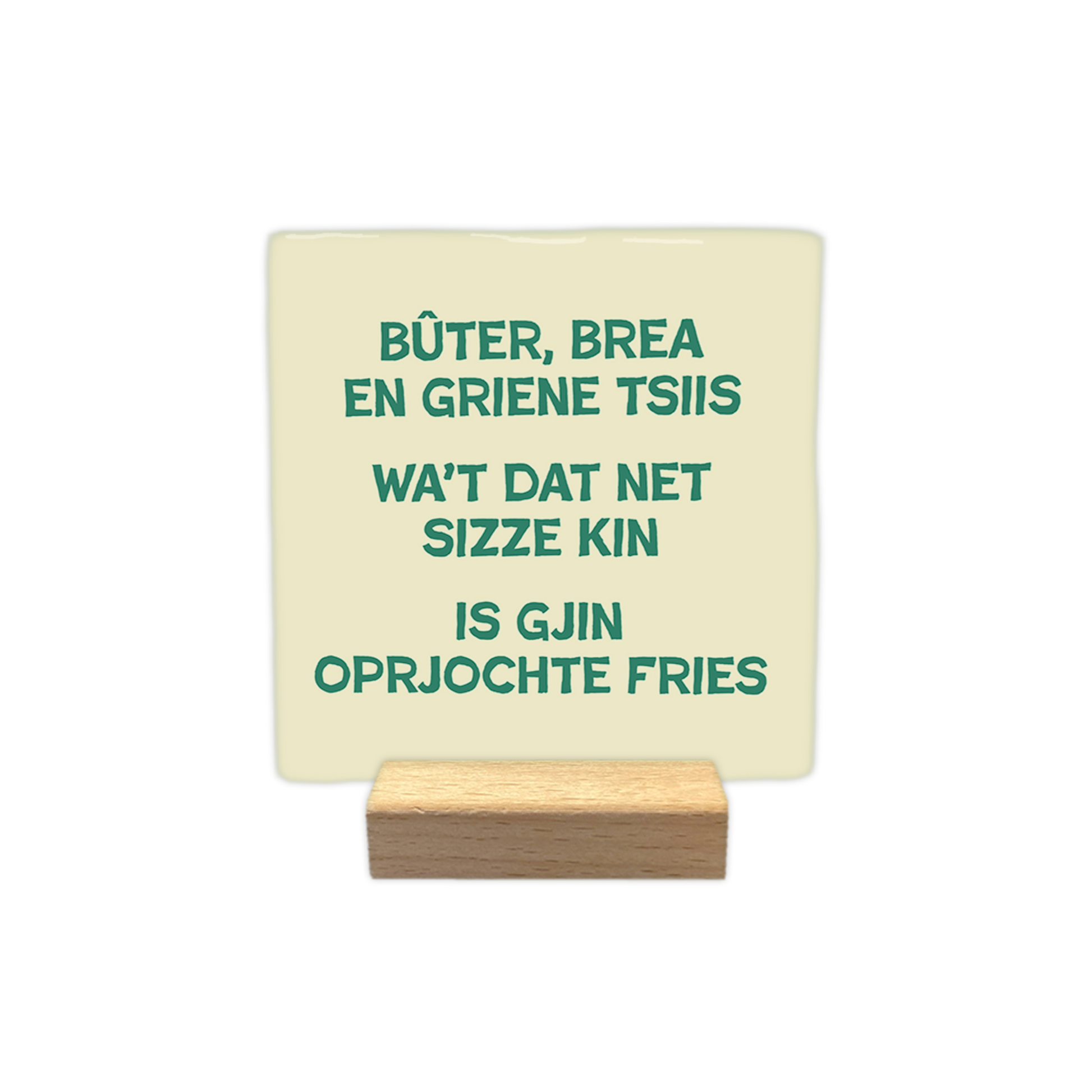 Bûtter, brea en griene tslls - Decoratie tegel - Formaat: - Op deze decoratie tegel staat de tekst "Bûter, brea en griene tsiis, wa't dat net sizze kin is gjin oprjochte Fries" in groene letters centraal afgebeeld. De achtergrond van de tegel is lichtgeel van kleur. - Snelwenskaart
