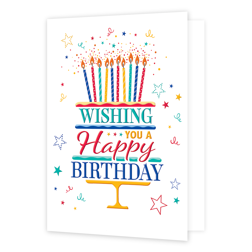  Op deze wenskaart staat een grote taart met meerder kaarsen. In de taart staat in de kleuren lichtblauw, geel, rood en donkerblauw de tekst 'Wishing you a happy birthday'. 