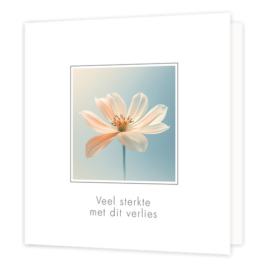 Veel sterkte met dit verlies - Formaat: Normaal - Vorm: Vierkant - Condoleance kaart - Op deze wenskaart staat een witte bloem in een blauw kader. Onder de kader staat de tekst: "Veel sterkte met dit verlies". - Snelwenskaart