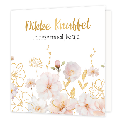 Dikke knuffel in deze moeilijke tijd - Formaat: Normaal - Vorm: Vierkant - Denken aan kaart - Op deze wenskaart zijn bloemen te zien in de kleuren wit, roze, goud en beige. Boven de bloemen staat de tekst: "Dikke knuffel in deze moeilijke tijd". - Snelwenskaart