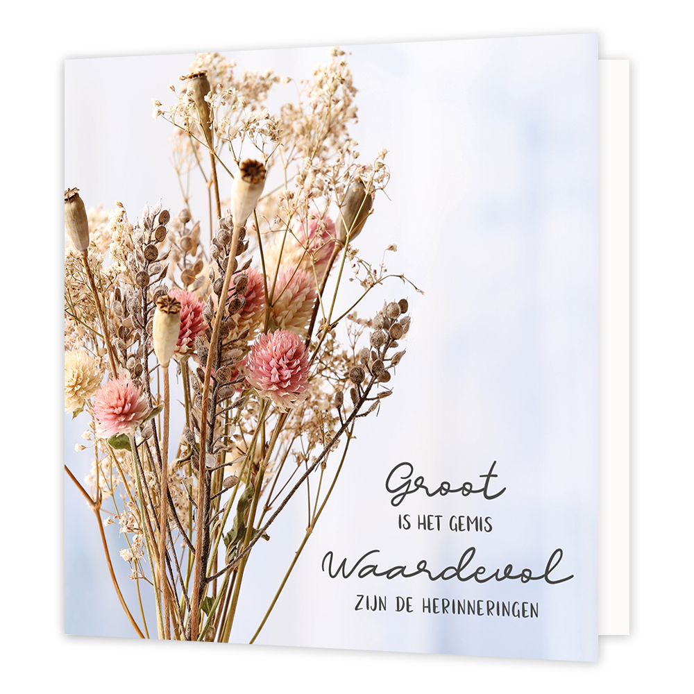 Groot is het gemis - Formaat: Standaard - Vorm: Vierkant - Condoleance kaart - Op deze wenskaart staan droogbloemen op een paarse achtergrond. Rechts onderin staat de tekst: "Groot is het gemis waardevol zijn de herinneringen". - Snelwenskaart