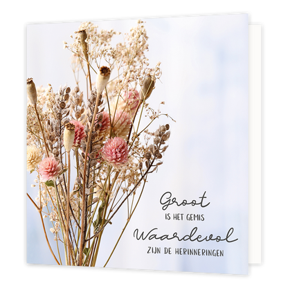 Groot is het gemis - Formaat: Standaard - Vorm: Vierkant - Condoleance kaart - Op deze wenskaart staan droogbloemen op een paarse achtergrond. Rechts onderin staat de tekst: "Groot is het gemis waardevol zijn de herinneringen". - Snelwenskaart
