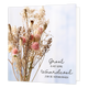 Groot is het gemis - Formaat: Standaard - Vorm: Vierkant - Condoleance kaart - Op deze wenskaart staan droogbloemen op een paarse achtergrond. Rechts onderin staat de tekst: "Groot is het gemis waardevol zijn de herinneringen". - Snelwenskaart