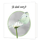 Ik denk aan je - Formaat: Standaard - Vorm: Vierkant - Condoleance kaart - Op deze wenskaart staat een witte bloem waar een witte vlinder op zit. Boven de illustratie staat de tekst: "Ik denk aan je". - Snelwenskaart