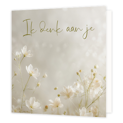 Ik denk aan je - Formaat: Normaal - Vorm: Vierkant - Denken aan kaart - Op deze wenskaart staan witte bloemen op een grijze achtergrond met de tekst: "Ik denk aan je". - Snelwenskaart
