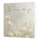 Ik denk aan je - Formaat: Standaard - Vorm: Vierkant - Denken aan kaart - Op deze wenskaart staan witte bloemen op een grijze achtergrond met de tekst: "Ik denk aan je". - Snelwenskaart