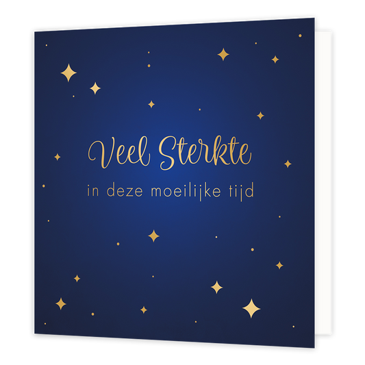 Op deze wenskaart staat een goudkleurige tekst tegen een donkerblauwe achtergrond met een kleurverloop naar lichter blauw in het midden. In het centrum staat de tekst "Veel Sterkte" in een sierlijk schrift, met daaronder "in deze moeilijke tijd" in een strakker, goudkleurig schreefloos lettertype. De kaart is versierd met verspreide goudkleurige sterren en stippen van verschillende groottes.
