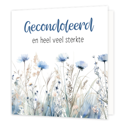 Gecondoleerd en veel sterkte - Formaat: Normaal - Vorm: Vierkant - Condoleance kaart - Op deze wenskaart staan bloemen in de kleuren blauw en beige met daarboven de tekst: "Gecondoleerd en heel veel sterkte". - Snelwenskaart