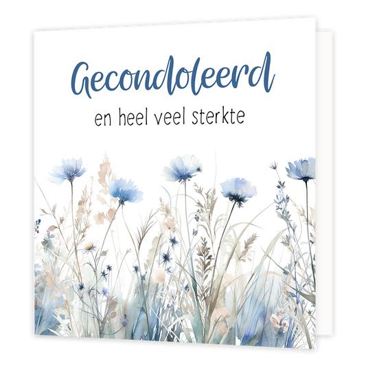 Gecondoleerd en veel sterkte - Formaat: Normaal - Vorm: Vierkant - Condoleance kaart - Op deze wenskaart staan bloemen in de kleuren blauw en beige met daarboven de tekst: "Gecondoleerd en heel veel sterkte". - Snelwenskaart