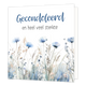 Gecondoleerd en veel sterkte - Formaat: Standaard - Vorm: Vierkant - Condoleance kaart - Op deze wenskaart staan bloemen in de kleuren blauw en beige met daarboven de tekst: "Gecondoleerd en heel veel sterkte". - Snelwenskaart
