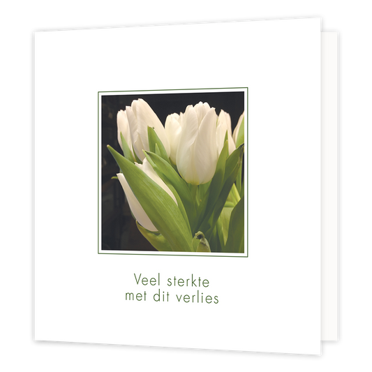 Veel sterkte met dit verlies - Formaat: Normaal - Vorm: Vierkant - Condoleance kaart - Op deze wenskaart staan witte tulpen met daaronder de tekst: "Veel sterkte met dit verlies". - Snelwenskaart