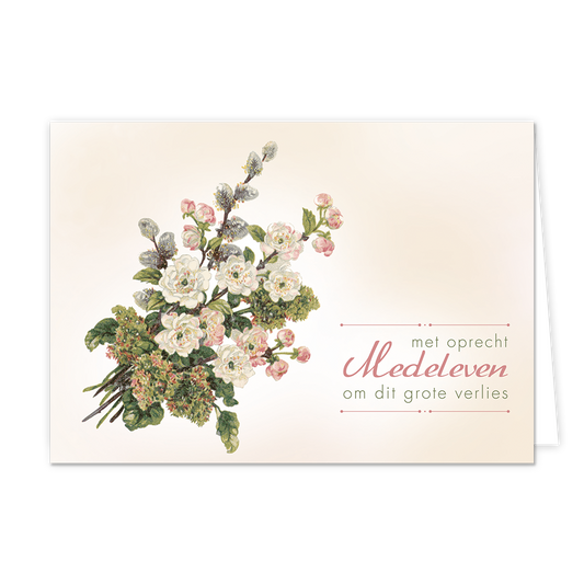 Met oprecht medeleven om dit grote verlies - Formaat: Normaal - Vorm: Liggend - Condoleance kaart - Op deze wenskaart staan bloemen in de kleuren wit, roze en blauw. Rechts onderin staat de tekst: "Met oprecht medeleven om dit grote verlies". - Snelwenskaart