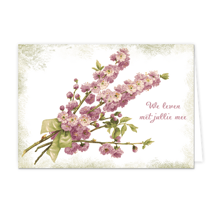 We leven met jullie mee - Formaat: Standaard - Vorm: Liggend - Condoleance kaart - Op deze wenskaart staan bloemen in de kleuren paars en beige. Rechts naast de bloemen staat de tekst: "We leven met jullie mee". - Snelwenskaart