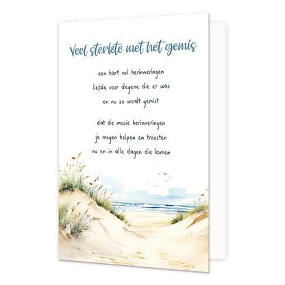 Veel sterkte met het gemis - Formaat: Standaard - Vorm: Staand - Condoleance kaart - Op deze wenskaart is een strand te zien met duinen waardoor je ze zee ziet. Bovenaan staat de tekst: "Veel sterkte met het gemis. Een hart vol herinneringen, liefde voor degene die er was en nu zo wordt gemist. Dat de mooie herinneringen je mogen helpen en troosten nu en in alle dagen die komen". - Snelwenskaart