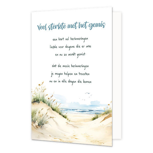 Veel sterkte met het gemis - Formaat: Normaal - Vorm: Staand - Condoleance kaart - Op deze wenskaart is een strand te zien met duinen waardoor je ze zee ziet. Bovenaan staat de tekst: "Veel sterkte met het gemis. Een hart vol herinneringen, liefde voor degene die er was en nu zo wordt gemist. Dat de mooie herinneringen je mogen helpen en troosten nu en in alle dagen die komen". - Snelwenskaart