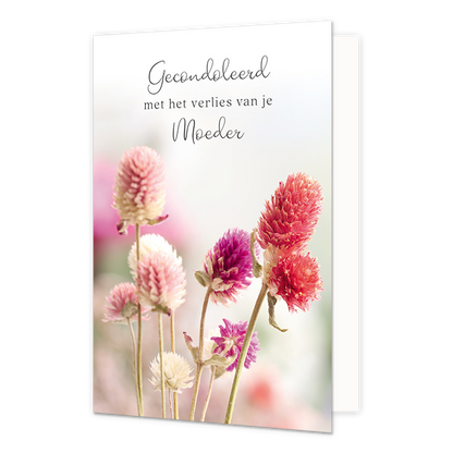 Veel sterkte - Formaat: Standaard - Vorm: Staand - Condoleance kaart - Op deze wenskaart staan bloemen in de kluren paars, rood en roze. Onder de illustratie staat de tekst: "Veel sterkte met het verlies van je moeder". - Snelwenskaart
