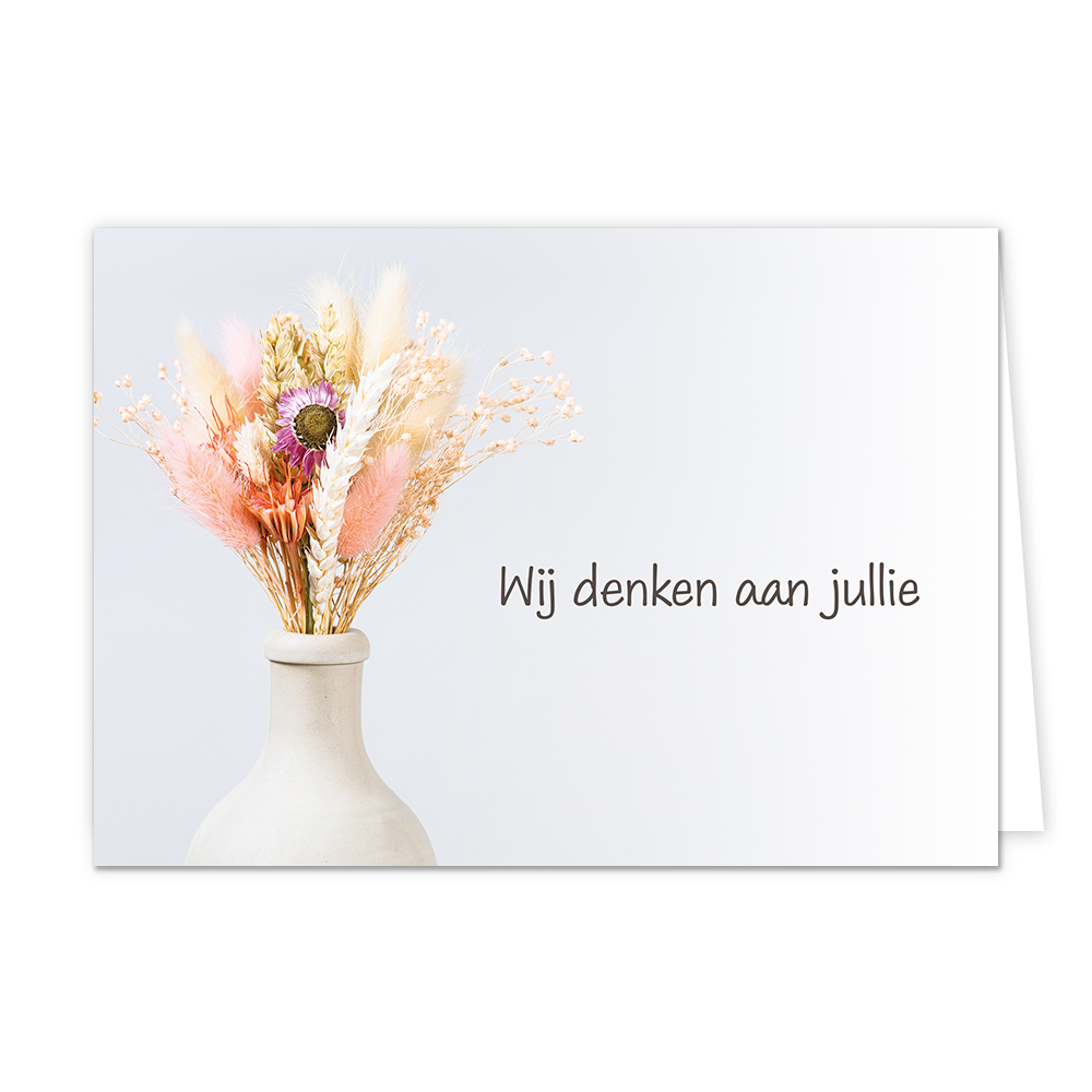 Wij denken aan jullie - Formaat: Standaard - Vorm: Liggend - Condoleance kaart - Op deze wenskaart staat een vaas met bloemen, op een lichtblauwe achtergrond. Links naast de vaas staat de tekst: "Wij denken aan jullie". - Snelwenskaart