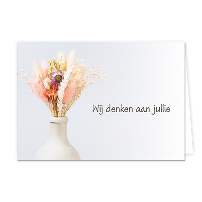Wij denken aan jullie - Formaat: Standaard - Vorm: Liggend - Condoleance kaart - Op deze wenskaart staat een vaas met bloemen, op een lichtblauwe achtergrond. Links naast de vaas staat de tekst: "Wij denken aan jullie". - Snelwenskaart