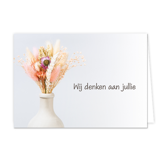 Wij denken aan jullie - Formaat: Normaal - Vorm: Liggend - Condoleance kaart - Op deze wenskaart staat een vaas met bloemen, op een lichtblauwe achtergrond. Links naast de vaas staat de tekst: "Wij denken aan jullie". - Snelwenskaart