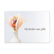 Wij denken aan jullie - Formaat: Standaard - Vorm: Liggend - Condoleance kaart - Op deze wenskaart staat een vaas met bloemen, op een lichtblauwe achtergrond. Links naast de vaas staat de tekst: "Wij denken aan jullie". - Snelwenskaart