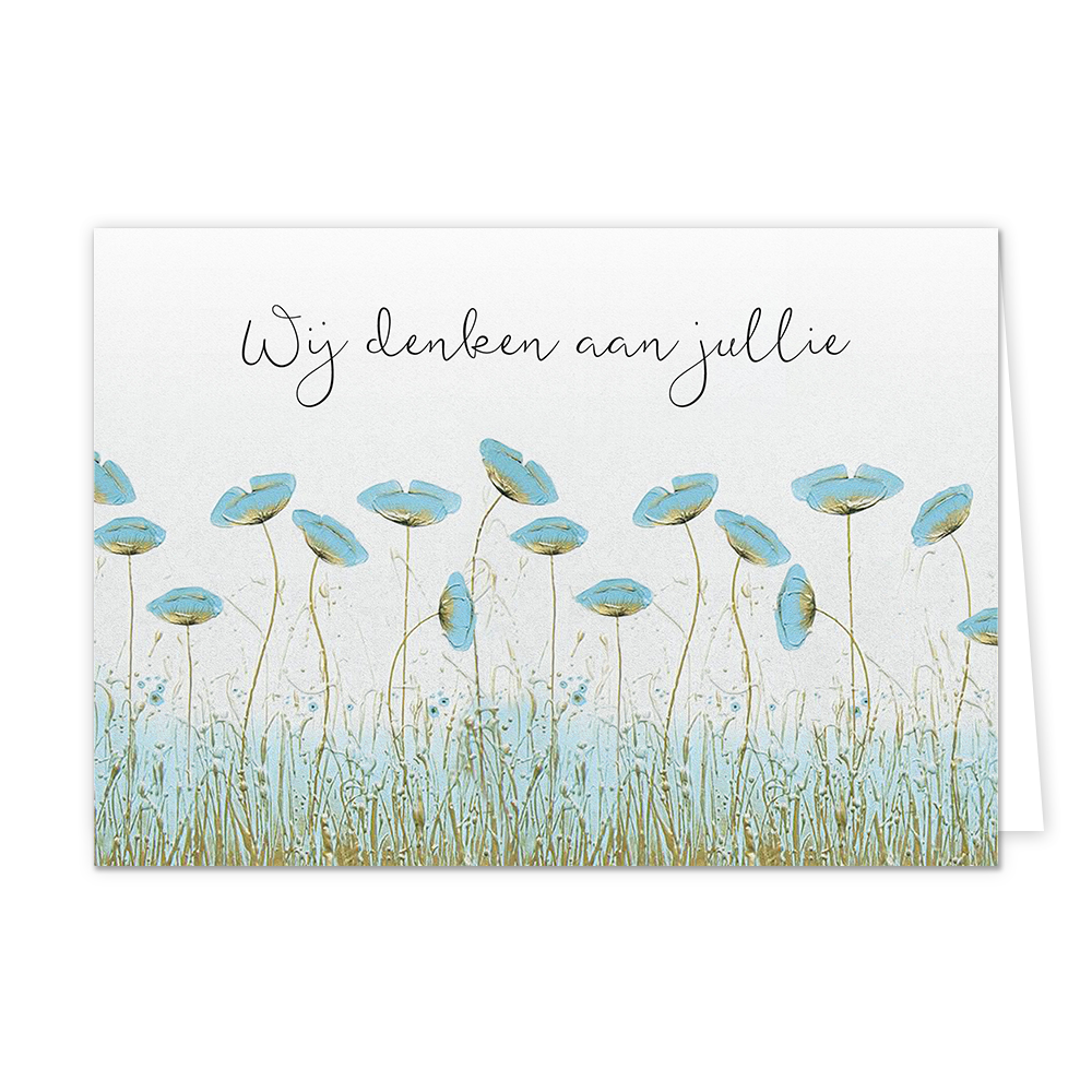 Wij denken aan jullie - Formaat: Standaard - Vorm: Liggend - Denken aan kaart - Op deze wenskaart staat een bloemenveld met blauwe bloemen en daarboven de tekst: "Wij denken aan jullie". - Snelwenskaart
