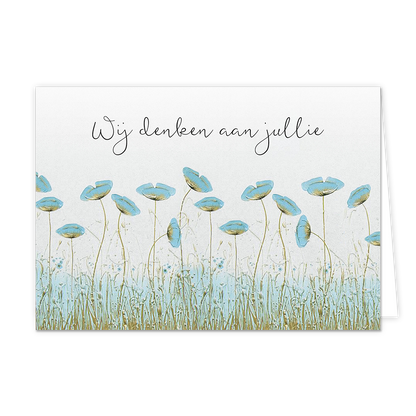 Wij denken aan jullie - Formaat: Standaard - Vorm: Liggend - Denken aan kaart - Op deze wenskaart staat een bloemenveld met blauwe bloemen en daarboven de tekst: "Wij denken aan jullie". - Snelwenskaart