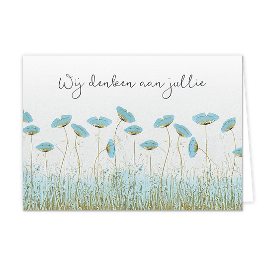 Wij denken aan jullie - Formaat: Normaal - Vorm: Liggend - Denken aan kaart - Op deze wenskaart staat een bloemenveld met blauwe bloemen en daarboven de tekst: "Wij denken aan jullie". - Snelwenskaart