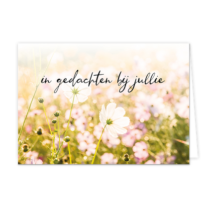 In gedachte bij jullie - Formaat: Normaal - Vorm: Liggend - Condoleance kaart - Op deze wenskaart staat een bloemenveld met witte en roze bloemen. In het midden staat de tekst: "In gedachten bij jullie". - Snelwenskaart
