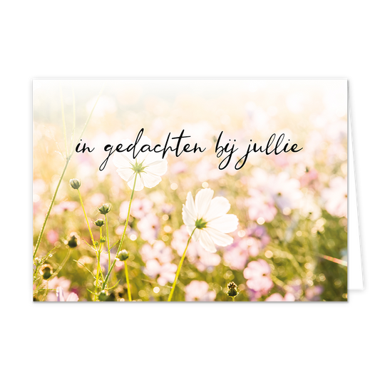 In gedachte bij jullie - Formaat: Normaal - Vorm: Liggend - Condoleance kaart - Op deze wenskaart staat een bloemenveld met witte en roze bloemen. In het midden staat de tekst: "In gedachten bij jullie". - Snelwenskaart