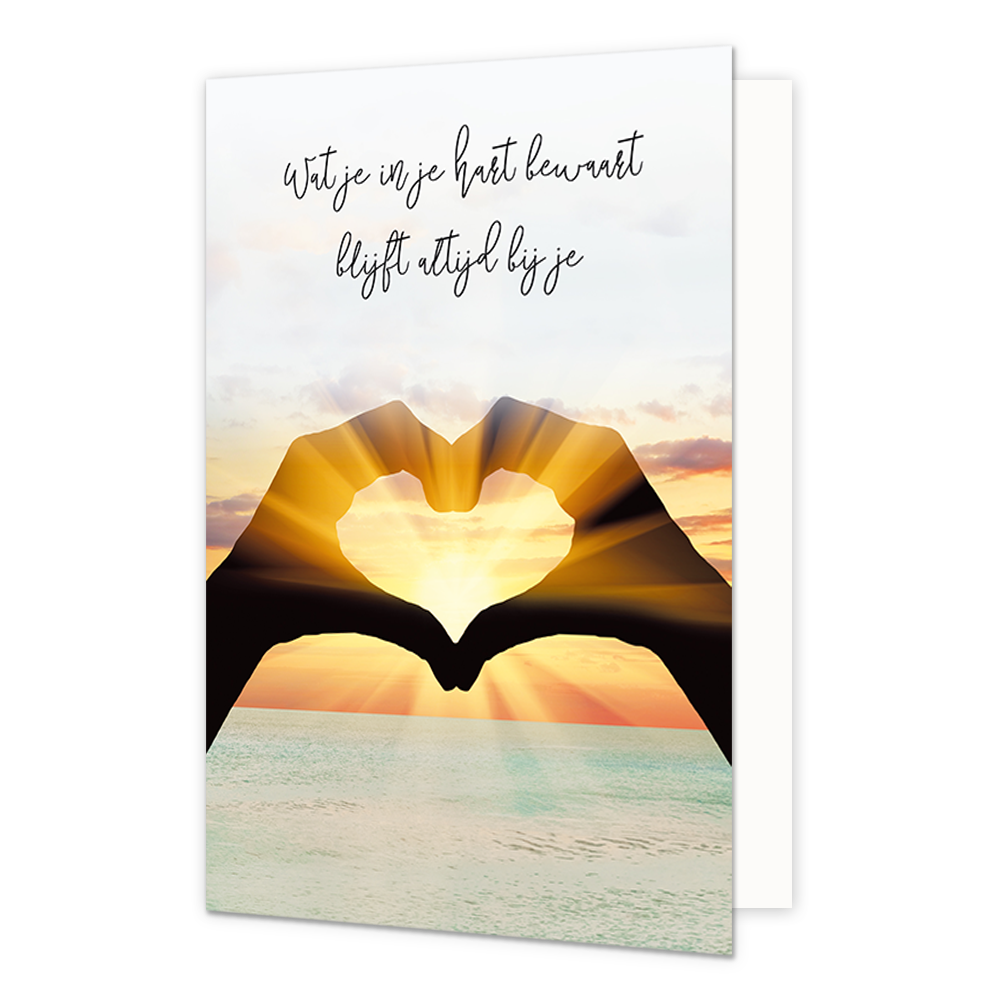 Op deze wenskaart staat de zee met zonsondergang en een hart gemaakt van twee handen met daarboven de tekst: "Wat je in je hart bewaart blijft altijd bij je". 
