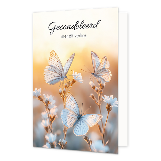 Op deze wenskaart staan drie vlinders met daarboven de tekst: "Gecondoleerd met dit verlies". 