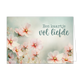 Een kaartje vol liefde - Formaat: Standaard - Vorm: Liggend - Liefdeskaart - Op deze wenskaart staan roze bloemen op een groene achtergrond met de tekst: "Een kaartje vol liefde". - Snelwenskaart