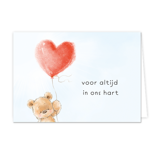 Voor altijd in ons hart - Formaat: Normaal - Vorm: Liggend - Condoleance kaart - Op deze wenskaart staat een zachte illustratie van een lichtbruine teddybeer die een grote, rode ballon in de vorm van een hart vasthoudt. De hartvormige ballon is versierd met subtiele witte spikkels en lijkt licht uit te stralen tegen de lichtblauwe achtergrond. Aan de rechterkant van de kaart staat de tekst "voor altijd in ons hart" geschreven in een eenvoudig, donker lettertype. De gehele afbeelding heeft een dromerige uit