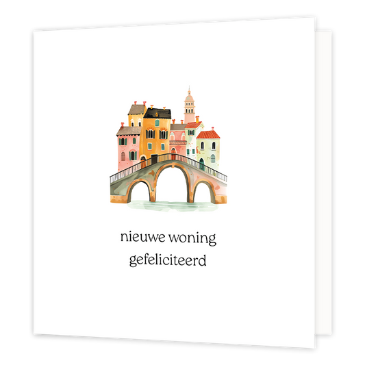 Nieuwe woning gefeliciteerd - Formaat: Normaal - Vorm: Vierkant - Woningkaart - Op deze wenskaart staan huizen die op een brug lijken te staan, op een witte achtergrond. Daaronder staat de tekst: "Nieuwe woning gefeliciteerd". - Snelwenskaart