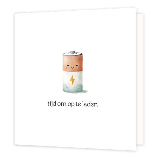 Tijd om op te laden - Formaat: Klein - Vorm: Vierkant - Opkikker kaart - Op deze wenskaart staat een illustratie van een vermenselijkte batterij met een vrolijk gezichtje, die in het midden een geel bliksemschicht-symbool toont. Onder de batterij staat de tekst "tijd om op te laden". - Snelwenskaart