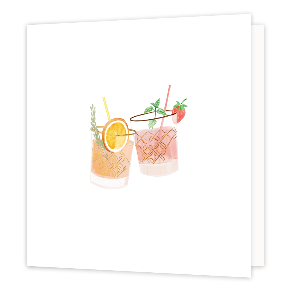 Cocktails - Formaat: Klein - Vorm: Vierkant - Blanco kaart - Op deze wenskaart staan twee glazen met gekleurde drankjes die tegen elkaar worden geproost. Het linkerglas is gevuld met een oranje drankje, gegarneerd met een schijfje sinaasappel, een takje kruid en een rietje. Het rechterglas bevat een roze drankje, afgewerkt met een aardbei, een takje munt en een rietje - Snelwenskaart