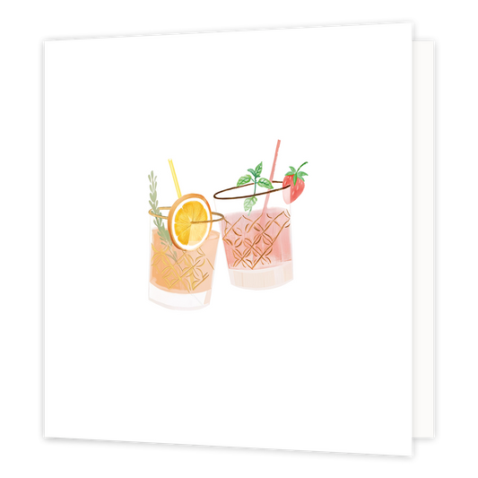 Cocktails - Formaat: Klein - Vorm: Vierkant - Blanco kaart - Op deze wenskaart staan twee glazen met gekleurde drankjes die tegen elkaar worden geproost. Het linkerglas is gevuld met een oranje drankje, gegarneerd met een schijfje sinaasappel, een takje kruid en een rietje. Het rechterglas bevat een roze drankje, afgewerkt met een aardbei, een takje munt en een rietje - Snelwenskaart