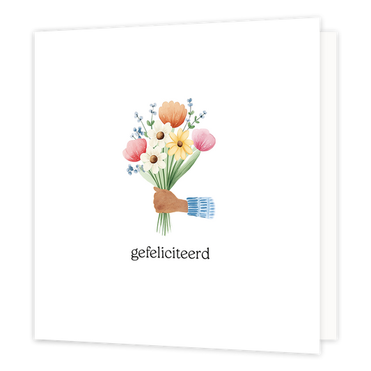 Gefeliciteerd - Formaat: Klein - Vorm: Vierkant - Felicitatiekaart - Op deze wenskaart staat een illustratie van een hand die een kleurrijk boeket bloemen vasthoudt. De hand draagt een mouw met een blauw-wit streeppatroon en het boeket bestaat uit verschillende soorten bloemen in tinten van roze, oranje, wit en geel, aangevuld met groen blad en blauwe besjes. Onder het boeket staat de tekst "gefeliciteerd". - Snelwenskaart