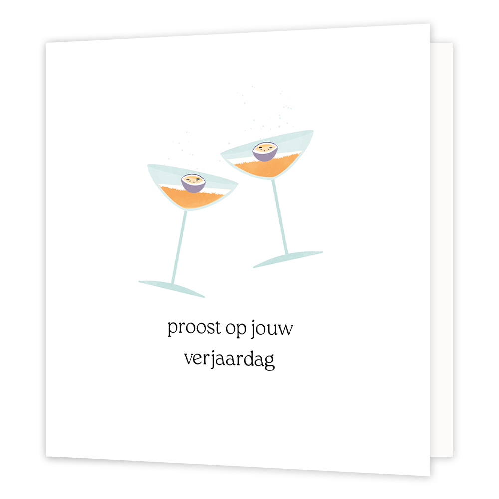 Proost op jouw verjaardag - Formaat: Normaal - Vorm: Vierkant - Verjaardagskaart - Op deze wenskaart staat een centrale illustratie van twee cocktailglazen gevuld met een oranje drankje en een halve passievrucht, tegen een witte achtergrond. De glazen zijn weergegeven in een grafische stijl met lichtblauwe contouren en lijken naar elkaar toe te neigen voor een toast. Onder de illustratie staat de tekst "proost op jouw verjaardag" geschreven in zwarte letters. - Snelwenskaart