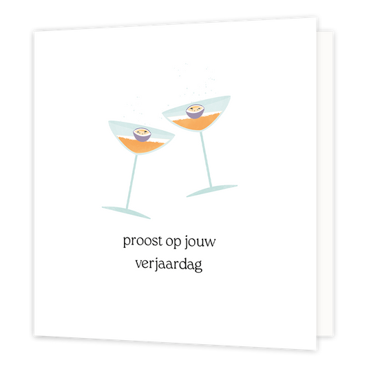 Proost op jouw verjaardag - Formaat: Normaal - Vorm: Vierkant - Verjaardagskaart - Op deze wenskaart staat een centrale illustratie van twee cocktailglazen gevuld met een oranje drankje en een halve passievrucht, tegen een witte achtergrond. De glazen zijn weergegeven in een grafische stijl met lichtblauwe contouren en lijken naar elkaar toe te neigen voor een toast. Onder de illustratie staat de tekst "proost op jouw verjaardag" geschreven in zwarte letters. - Snelwenskaart