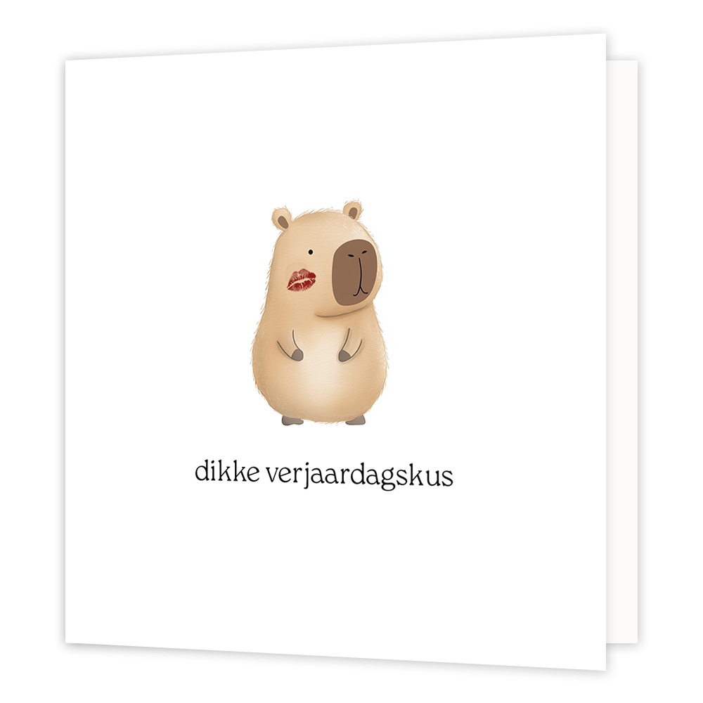 Dikke verjaardagskus - Formaat: Klein - Vorm: Vierkant - Verjaardagskaart - Op deze wenskaart staat een illustratie van een schattige, beige capibara met een rode lippenstiftkus op zijn wang. Onder het diertje staat de tekst "dikke verjaardagskus". - Snelwenskaart